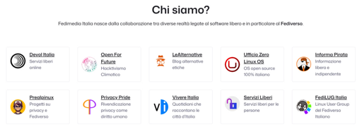 L'immagine presenta un'introduzione ai membri della rete Fedimedia Italia, nata dalla collaborazione tra diverse realtà legate al software libero e in particolare al Fediverse. Al centro, il titolo "Chi siamo?" è seguito da una breve descrizione. Sotto, sono presenti otto loghi, ciascuno con un nome e una breve descrizione. I loghi rappresentano organizzazioni come Devol Italia (servizi liberi online), Open For Future (hacktivismo climatico), Le Alternative (blog alternative etiche), Ufficio Zero (Linux OS open source 100% italiano), Informa Pirata (informazione libera e indipendente), Prealinux (progetti su privacy e Fediverse), Privacy Pride (rivendicazione privacy come diritto umano), Vive Italia (quotidiani che raccontano le città d'Italia), Servizi Liberi (servizi liberi per le persone) e FediLUG Italia (Linux User Group del Fediverse Italiano).