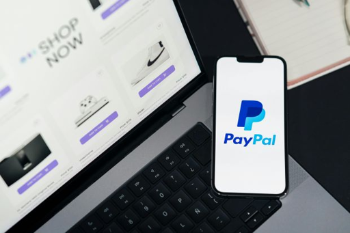 Telefonino con schermata dell'App PayPal